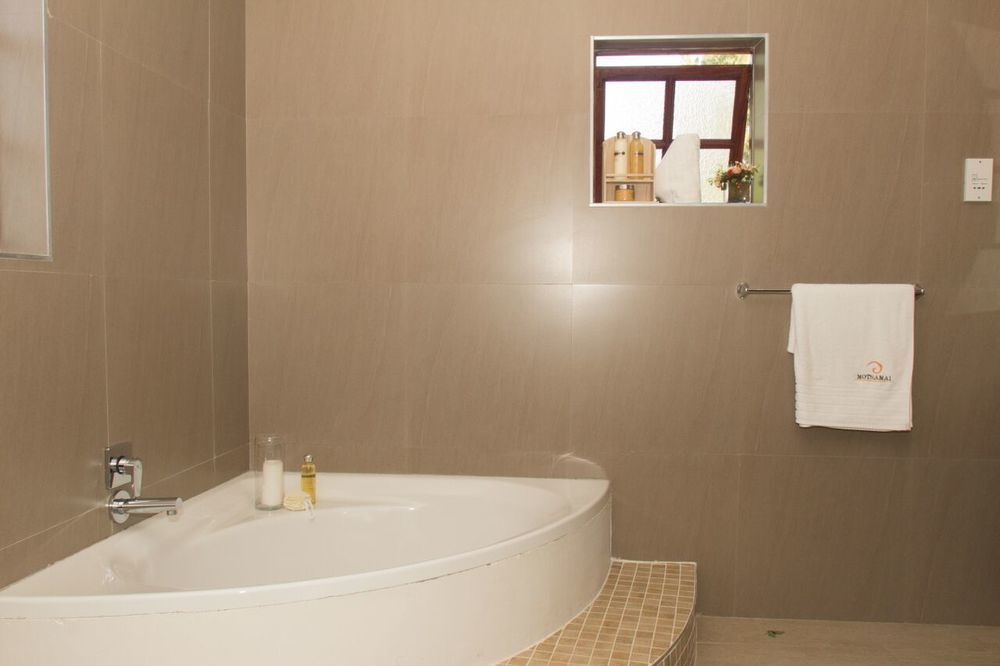 בולוואיו Motsamai Guest Lodge מראה חיצוני תמונה